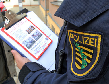 Mai 2012 im wests&amp;auml;chsischen Glauchau: Polizist verteilt...