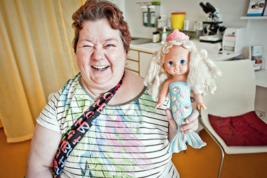 Christiane K. mit ihrer Puppe Sibylle bei der gynäkologischen Sp...