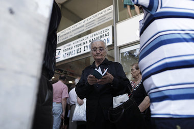Mitfinanziers der Pleitebanken: Rentner in Athen vor dem Geb&aum...