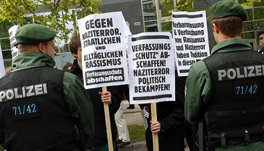 Demonstranten vor dem Münchner Oberlandesgericht, in dem gegen B...