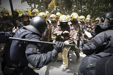Wie im Bürgerkrieg: Spanische Polizisten prügeln demonstrierende...
