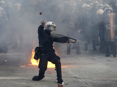 Gewalttätig, vermummt, Steine werfend – ein griechischer Polizis...
