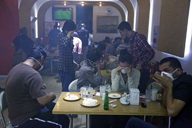 Restaurantgäste in einem Café am Taksim-Platz schützen sich mit ...