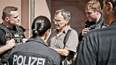 jW-Geschäftsführer Dietmar Koschmieder (Mitte) stellt