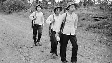 Milizionärinnen auf ­Streifengang in der ­Provinz Quang Tri