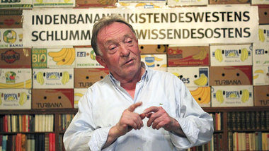 Peter Sodann in ­seiner DDR-Bibliothek im ­sächsischen Staucha