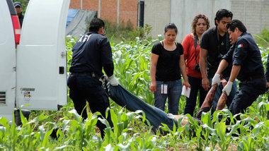Polizisten bergen die Leiche von Alberto Lopez Bello, der am 17....