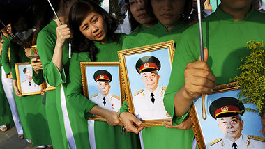 Hanoi, 10. Oktober: Tausende bilden ein Spalier zum Haus von Vo ...