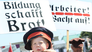 150 Jahre SPD: Als Arbeiter verkleidete Teilnehmer eines Aufzugs...