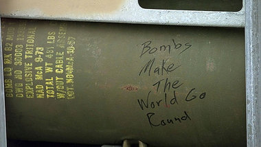 »Bomben lassen die Welt sich drehen«: Aufschrift auf einer Bombe...