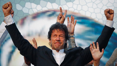 Pakistans Oppositionsf&amp;uuml;hrer Imran Khan, hier im Wahlkam...