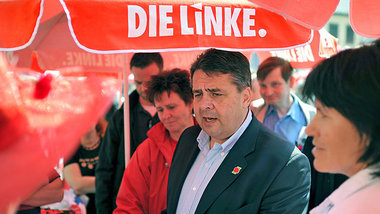 Am Stand der Linken: SPD-Chef Sigmar Gabriel auf der Mai-Kundgeb...