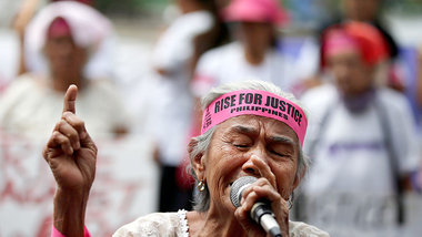 Manila, 12. Februar: Die 84jährige Narcisa Claveria spricht vor ...