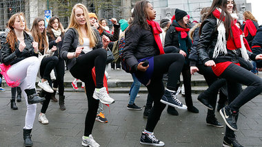 Brüssel, 14. Februar: Junge Frauen tanzen vor dem Justizpalast