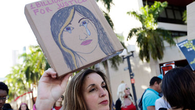 Miami, 14. Februar: Lynette McGuinness hält während eines Marsch...