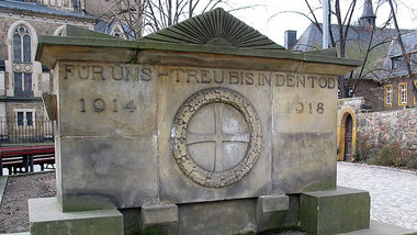 Denkmal zum Ersten Weltkrieg vor der Friedenskirche K&ouml;tzsch...