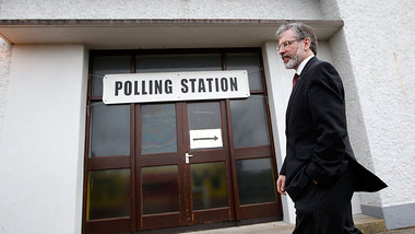 Sinn-F&amp;eacute;in-Chef Gerry Adams nach seiner Stimmabgabe be...