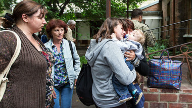 Einwohner der belagerten Stadt Slowjansk warteten am Mittwoch au...