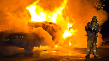 Brennendes Auto in Berlin-Kreuzberg. Für die Polizei war gleich ...