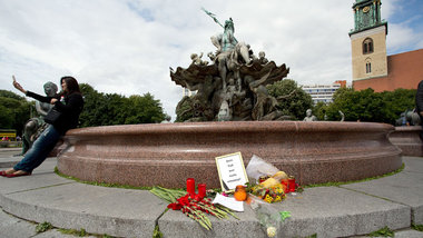 Am Neptunbrunnen vor dem Roten Rathaus in Berlin hat ein Polizis...