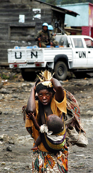 Frau mit Kind in Sake im Osten Kongos, November 2006: Für einen ...