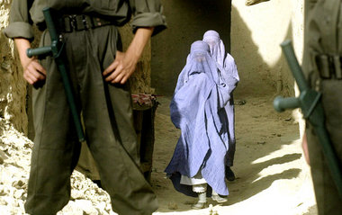 Selbst in der Hauptstadt Kabul gehört die Burka auch nach dem NA...