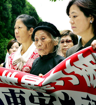 Eine ehemalige »Trostfrau« aus China bei einer Demonstration vor...