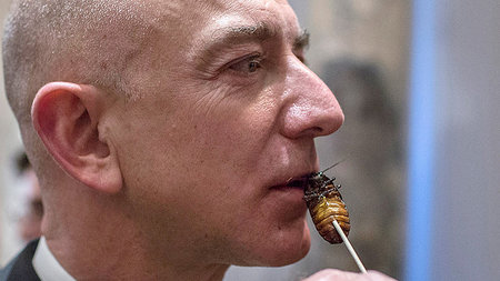 Heuschrecke i&amp;szlig;t Kakerlake: Amazon-Chef Jeff Bezos beim...
