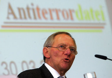 Der große Bruder sieht dich. Freitag, 30. März: Schäuble schalte... Der große Bruder sieht dich. Freitag, 30. März: Schäuble schalte...