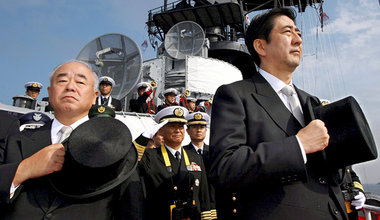 Premierminister Shinzo Abe und sein Verteidigungsminister Fumio ...