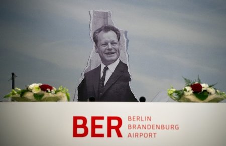Willy Brandt kann sich nicht mehr wehren: Reklame für Pannenflug...