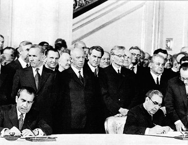 Leonid Breschnew und Richard Nixon (l.) unterzeichnen das Rüstun... Leonid Breschnew und Richard Nixon (l.) unterzeichnen das Rüstun...