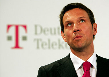Telekom-Chef René Obermann vernimmt die Stimme seines Herrn Telekom-Chef René Obermann vernimmt die Stimme seines Herrn