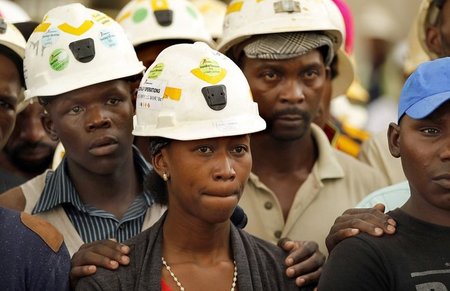 Arbeiter der Doornkop-Goldmine nahe Johannesburg trauern am 6. F