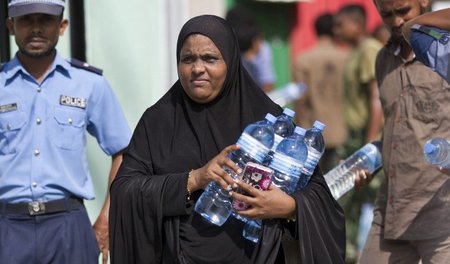 Rationiertes Nass: Die Regierung der Malediven läßt Flaschen mit...