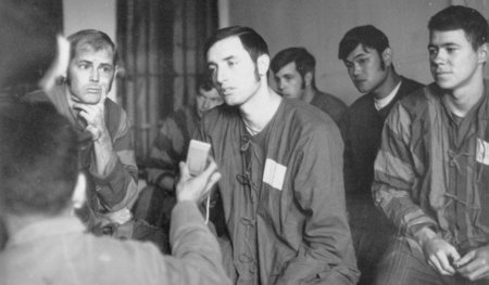 Ein US-Kampfflieger in vietnamesischer Gefangenschaft wird befra...