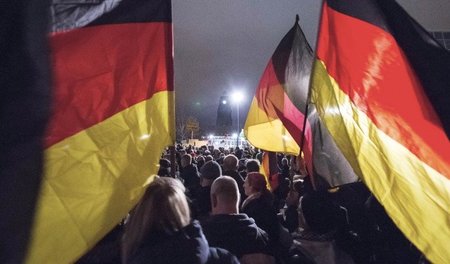 Mobilisierter Mob: Fremdenfeindlicher »Pegida«-Aufzug in Dresden...