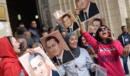 Mubarak-Anhänger feiern am Dienstag in Kairo nach der Gerichtsen...