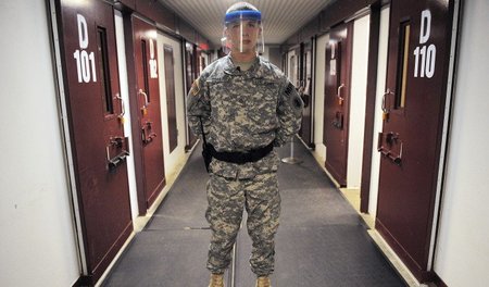 US-Wärter mit »Spuckschutz« im Hochsicherheitstrakt in Guantánam...