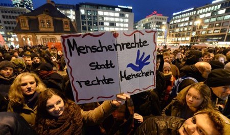 Frankfurt am Main, 2. Februar: Protest gegen Pegida an der baroc...