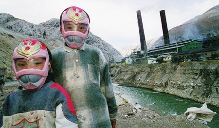 Kinder spielen auf dem Gelände eines metallverarbeitenden Betrie...