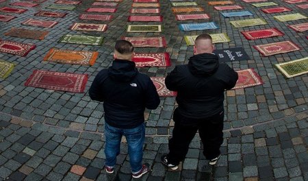Aktionskunst vor der Frauenkirche: Gebetsteppiche gegen Pegida