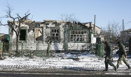 Bild der Zerstörung. Soldaten der Volksrepublik Donezk im Dorf N...