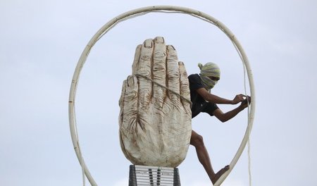 Die Filipinos gedenken der Opfer des Taifuns Haiyan. Kirche in P...