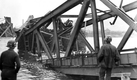 Ein Beispiel unter etlichen: Die zerstörte Ludendorff-Brücke übe...