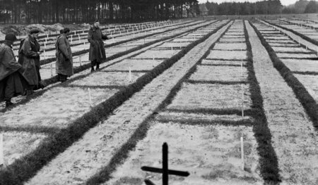 Soldaten der 9. US-Armee am 17. April 1945 auf dem Friedhof des ...