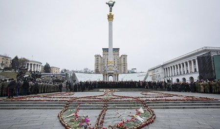 Gedenken an die »Himmlische Hundertschaft» auf dem Maidan in Kie...