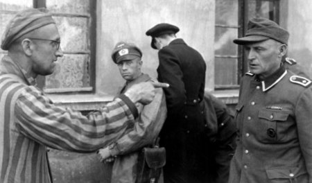 KZ Buchenwald nach der Befreiung (14. April 1945): Ein sowjetisc...