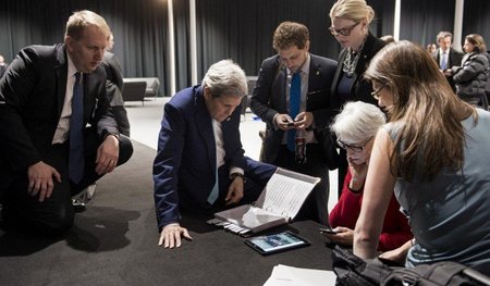 Lausanne, 2. April: US-Außenminister John Kerry (2. v. l.) und s...