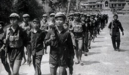 Im April 1975 zogen etwa 20.000 Kämpfer der Roten Khmer in Phnom...
